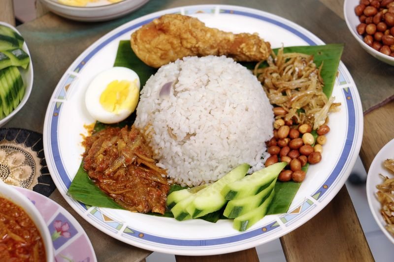 Nasi lemak ayam goreng